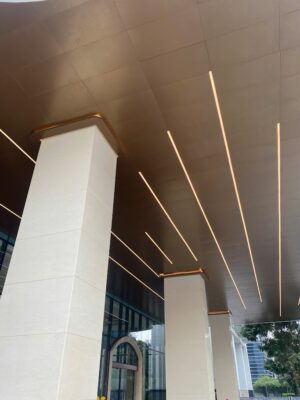 Tấm Ốp Nhôm Làm Trần – Giải Pháp Hiện Đại Cho Không Gian Sang Trọng 2 tấm ốp nhôm trần