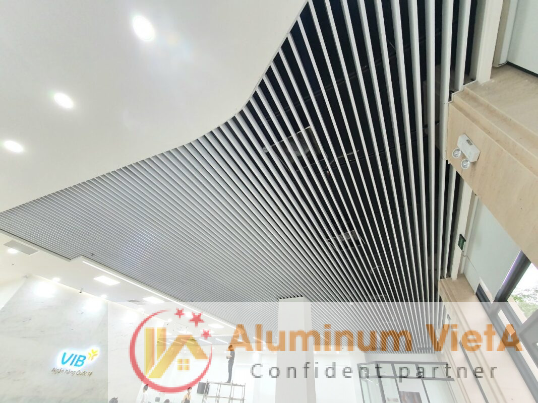 Trần nhôm U-shaped văn phòng VIB 1 baogiatrannhom 4