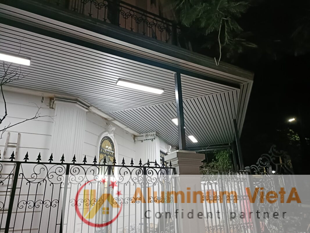 THI CÔNG TRẦN NHÔM B80- SHAPED MÁI SẢNH VĂN PHÒNG 1 z3723873608621 9a0a98679f2e65481abdf29b9a369309